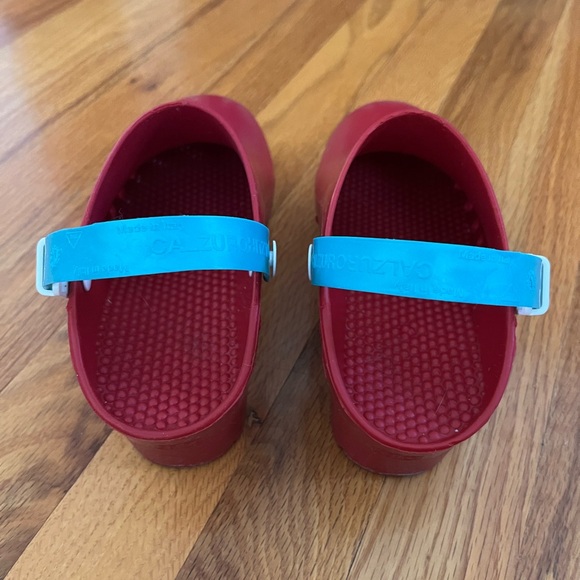 Calzuro clogs in maroon with teal heel straps ❤️❤️🎁🎁 - Picture 3 of 4
